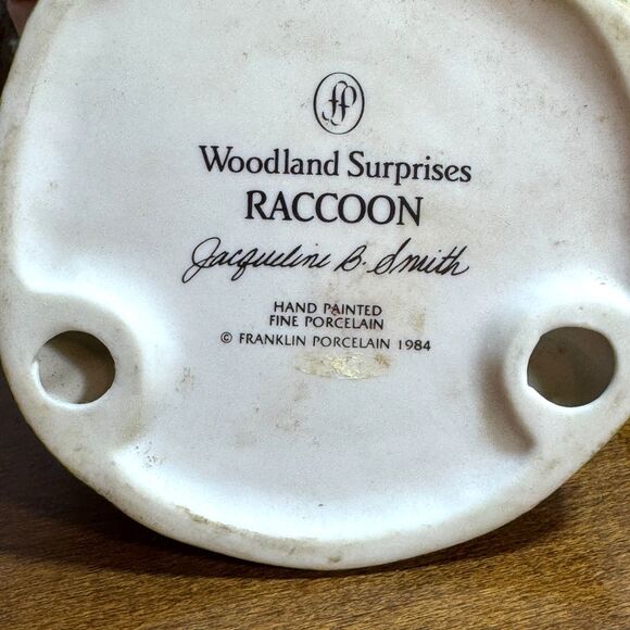 Franklin Mint Woodland Surprises Squirrel Porcelain Figurine in Tree Trunk 1984 - Picture 6 of 7